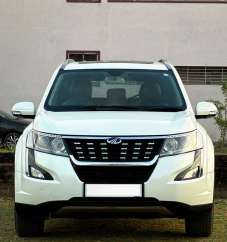 Mahindra XUV500 W11