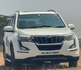 Mahindra XUV500 W9