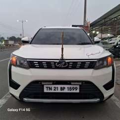 Mahindra XUV300 W6
