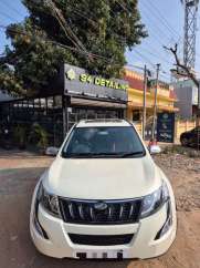 Mahindra XUV500 W10