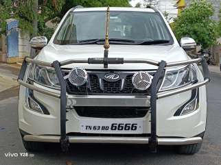 Mahindra XUV500 W10