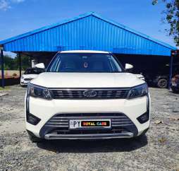 Mahindra XUV300 W8