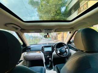Mahindra XUV300 W6