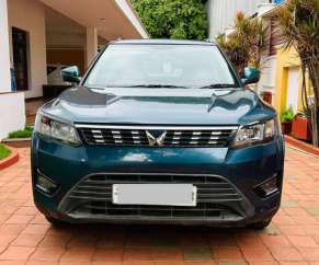 Mahindra XUV300 W6