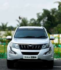 Mahindra XUV500 W10