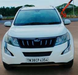 Mahindra XUV500 W10