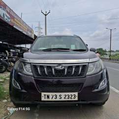 Mahindra XUV500 W11