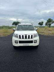 Mahindra TUV 300 T10