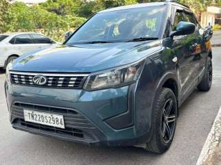 Mahindra XUV300 W6
